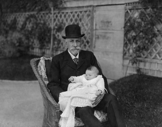 <span x-html="highlightInnerHTML('Le Prince avec la princesse Antoinette,')"></span>