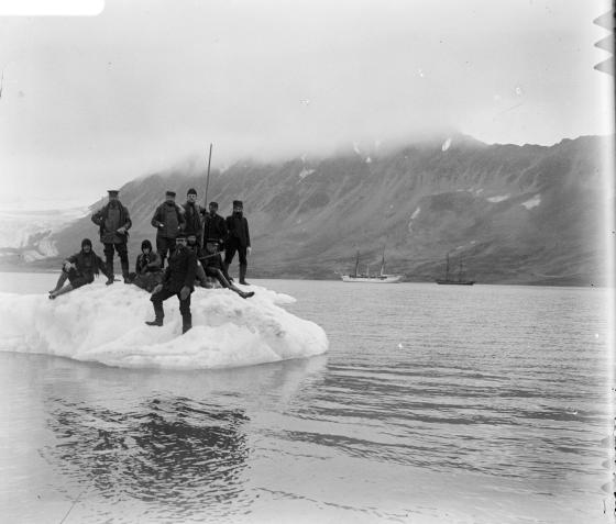 <span x-html="highlightInnerHTML('Baie de la Recherche - Etat-major de la Princesse Alice, août 1899')"></span>