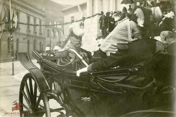 <span x-html="highlightInnerHTML('Parvis de la cathédrale de Monaco, 13 avril 1914.')"></span>