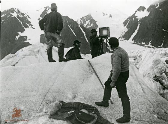 <span x-html="highlightInnerHTML('Baie Müller, Spitzberg (Norvège), 24 août 1906')"></span>
