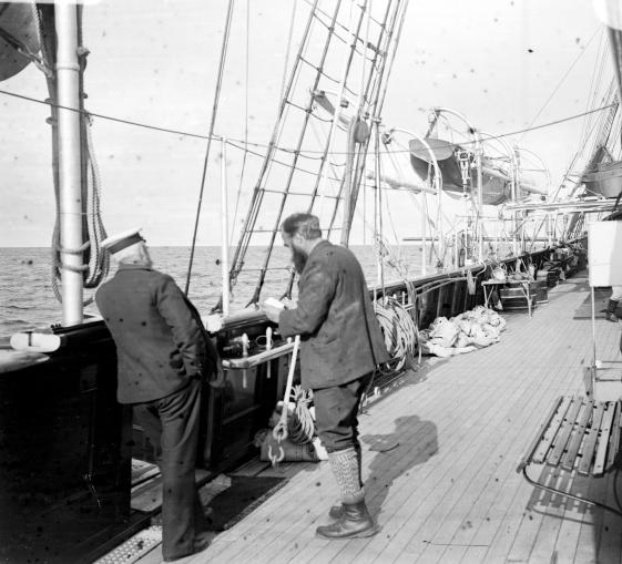 <span x-html="highlightInnerHTML('William Speirs Bruce et le capitaine Carr')"></span>