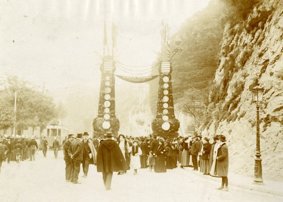 <span x-html="highlightInnerHTML('Entrée solennelle le 12 janvier 1890')"></span>